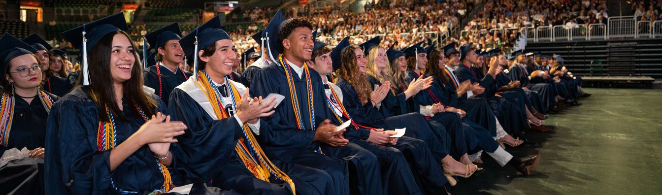 Estudiantes en su graduación