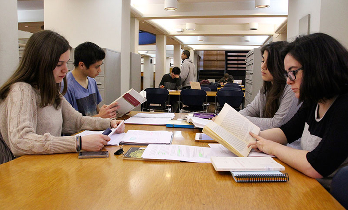 Estudiantes en una biblioteca